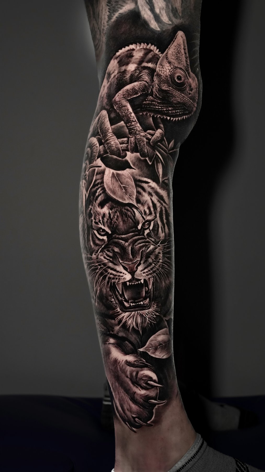 Tatuagem realista de animais por Ezequiel Torres