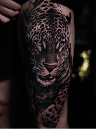 Tatuagem de felino em preto e cinza