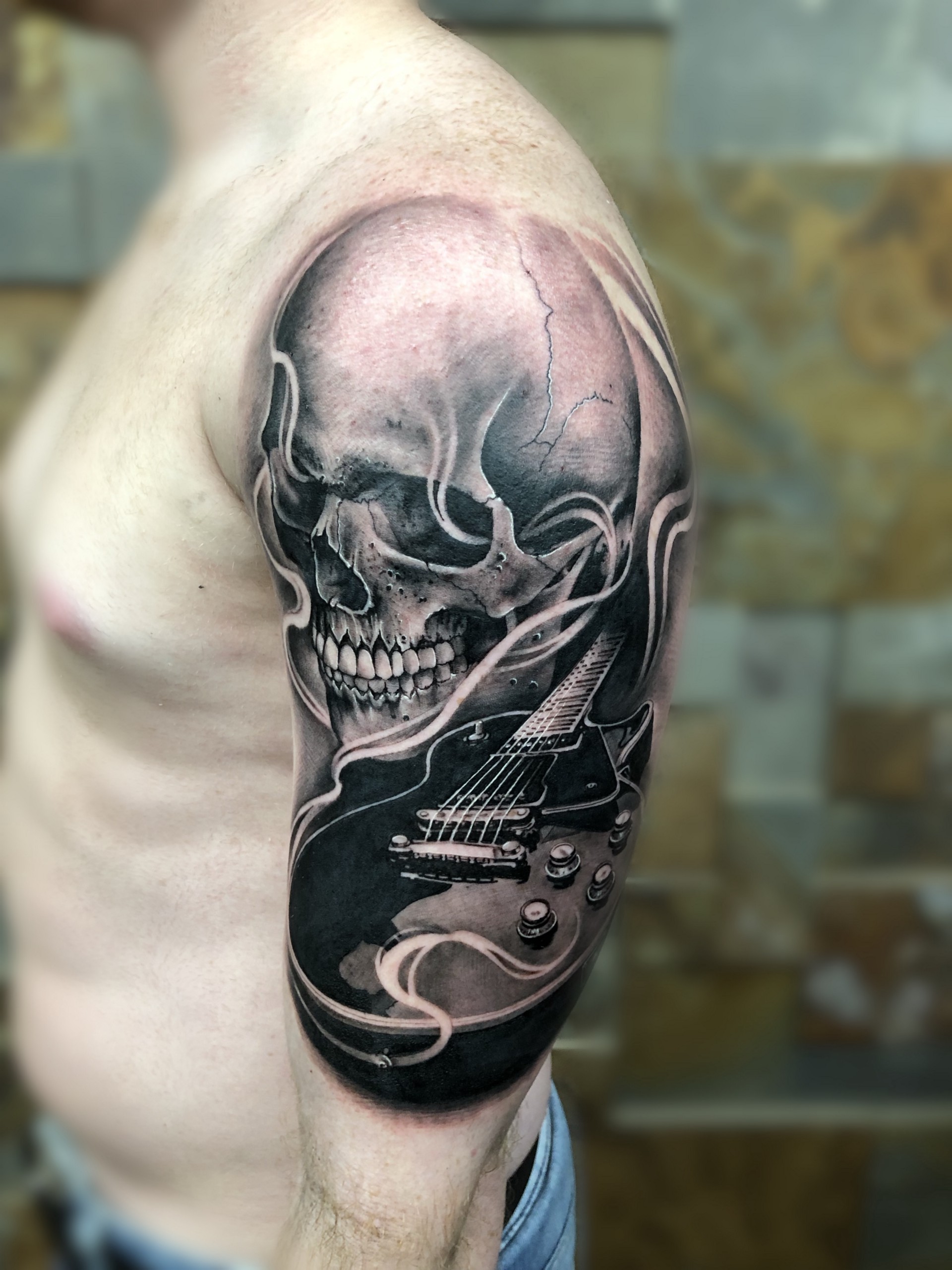 Tatuagem realista em preto e cinza
