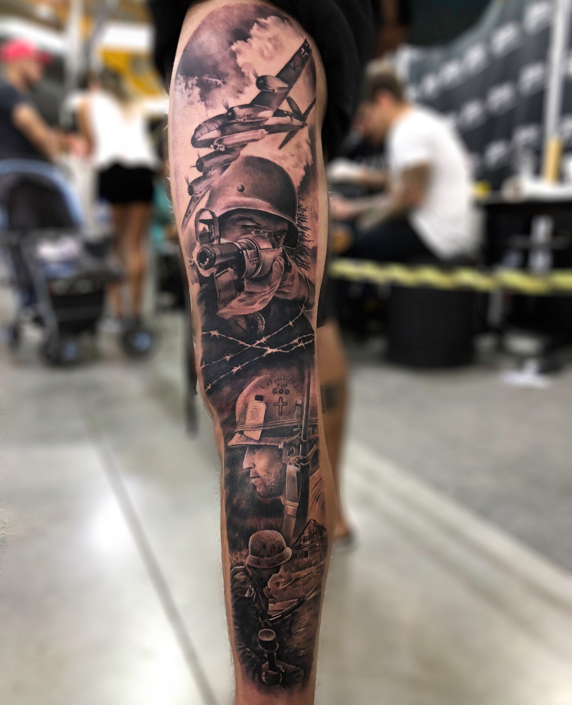 Tatuagem autoral em preto e cinza